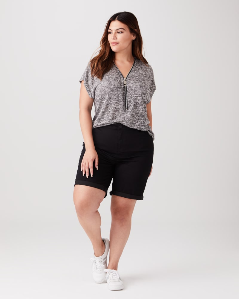 Plus size model with pear body shape wearing Cece Zip-Detail Tee by T Tahari | Dia&Co | dia_product_style_image_id:134195